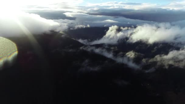 Volo Aereo Sopra Nuvole Nella Foresta Paesaggio Tramonto Con Pioggia — Video Stock