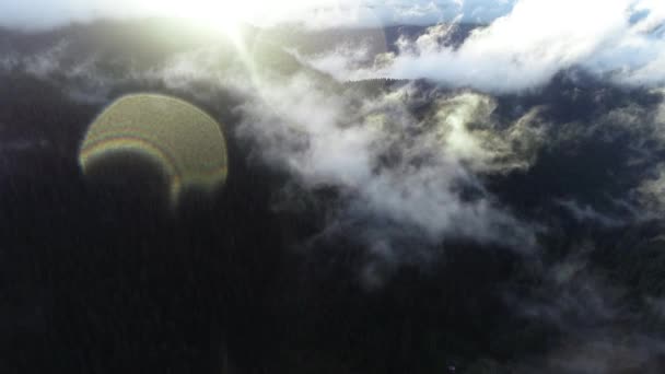 Volo Aereo Sopra Nuvole Nella Foresta Paesaggio Tramonto Con Pioggia — Video Stock