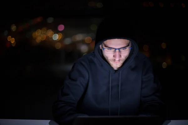 Junge Talentierte Hacker Nutzen Laptop Computer Während Sie Dunklen Büro — Stockfoto