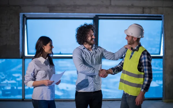 Jovem Equipe Empresários Grupo Arquiteto Engenheiro Documentos Verificação Canteiro Obras — Fotografia de Stock