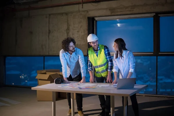 Jovem Equipe Empresários Grupo Arquiteto Engenheiro Documentos Verificação Canteiro Obras — Fotografia de Stock