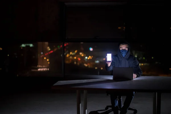 Joven Hacker Talentoso Usando Computadora Portátil Mientras Trabaja Oficina Oscura — Foto de Stock