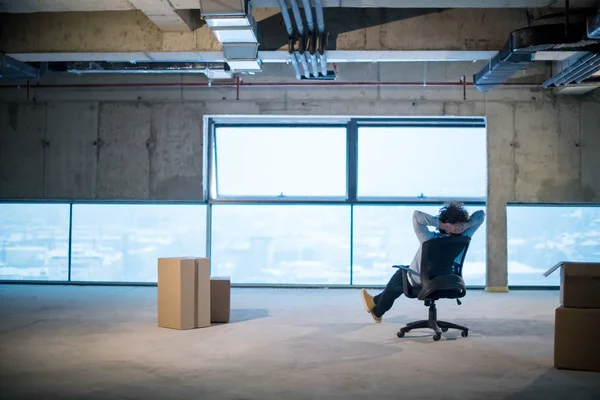 Jungunternehmer Auf Der Baustelle Macht Pause Während Neuen Startup Büro — Stockfoto