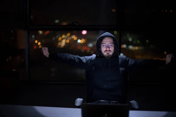 Joven Hacker Talentoso Usando Computadora Portátil Mientras Trabaja Oficina Oscura — Foto de Stock