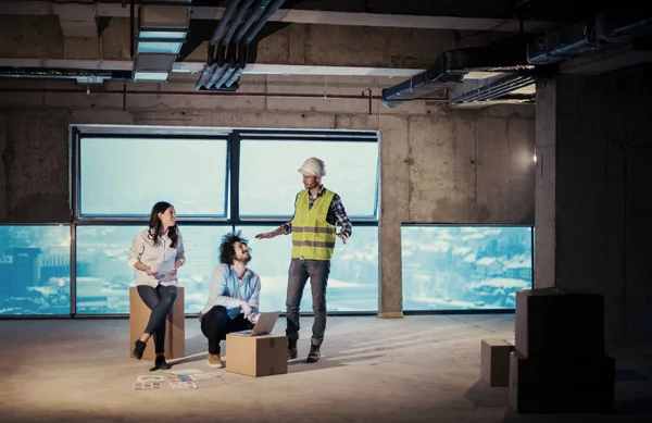 Jong Team Van Zakenmensen Groep Architect Ingenieur Bouwplaats Controleren Van — Stockfoto