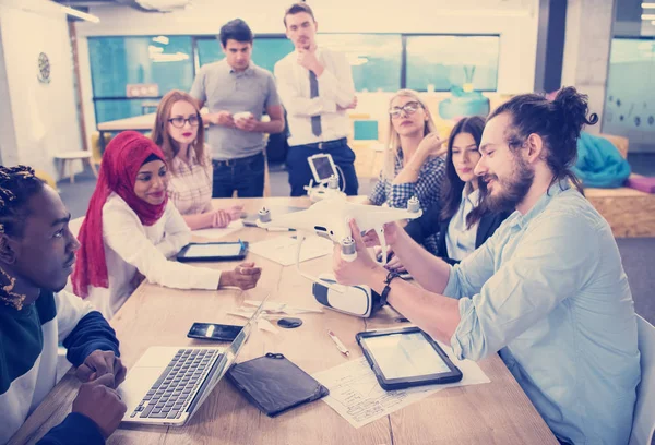 Equipo Negocios Inicio Multiétnico Discutiendo Nuevo Plan Negocios Trabajando Computadoras — Foto de Stock