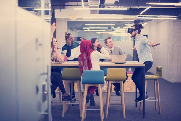 Équipe Multiethnique Affaires Utilisant Casque Réalité Virtuelle Dans Réunion Bureau — Photo