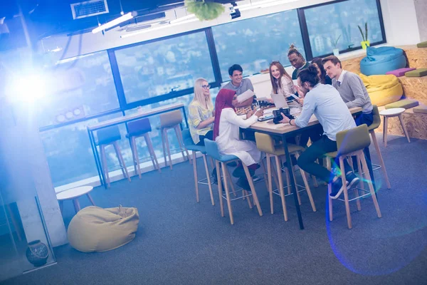 Multiethnic Business Team Using Virtual Reality Headset Office Meeting Fejlesztők — Stock Fotó