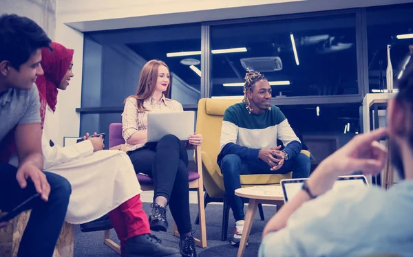 Équipe Affaires Démarrage Multiethnique Sur Réunion Dans Bureau Lumineux Moderne — Photo