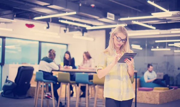 Jovem Mulher Negócios Loira Trabalhando Line Usando Tablet Digital Enquanto — Fotografia de Stock