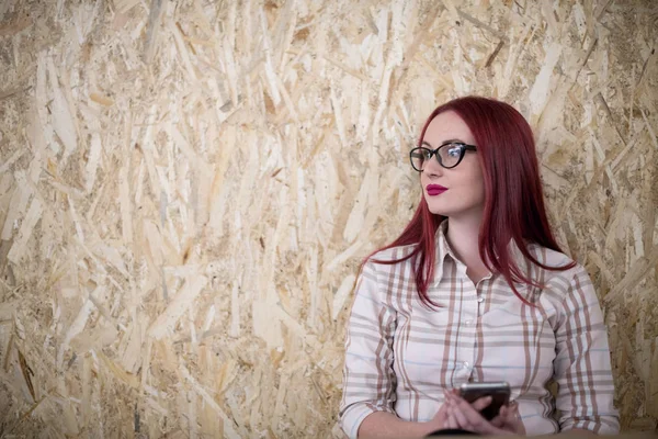 Porträtt Ung Rödhårig Affärskvinna Med Glasögon Isolerade Trä Bakgrund — Stockfoto