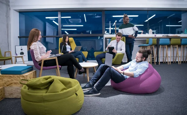 Multietnisk Start Business Team Möte Moderna Ljusa Kontor Interiör Brainstorming — Stockfoto