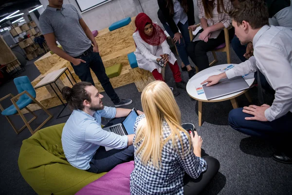 Equipe Negócios Inicialização Multiétnica Reunião Moderno Escritório Brilhante Brainstorming Interior — Fotografia de Stock