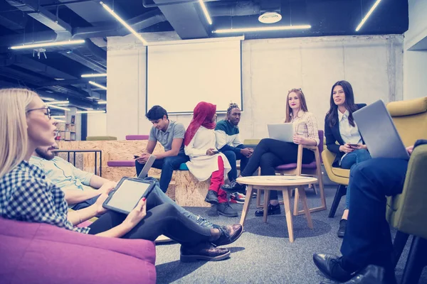 Tim Bisnis Rintisan Multietnis Pada Pertemuan Brainstorming Interior Kantor Cerah — Stok Foto