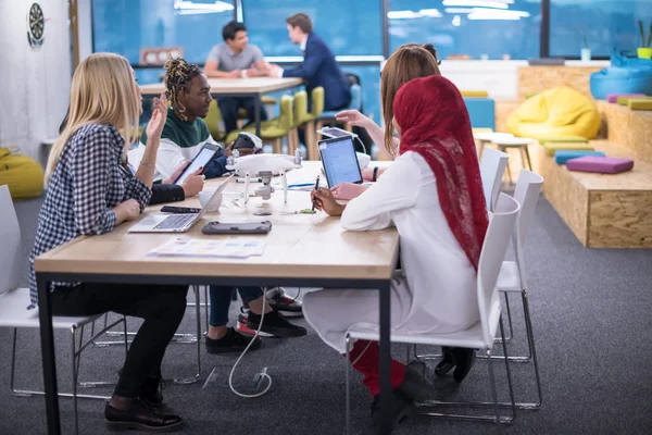 Equipo Negocios Inicio Multiétnico Discutiendo Nuevo Plan Negocios Trabajando Computadoras — Foto de Stock