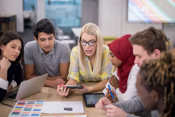 Equipo Negocios Inicio Multiétnico Reunión Interior Oficina Brillante Moderna Lluvia — Foto de Stock