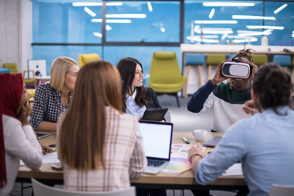 Multiethnisches Business Team Mit Virtual Reality Headset Büro Meeting Entwicklertreffen — Stockfoto