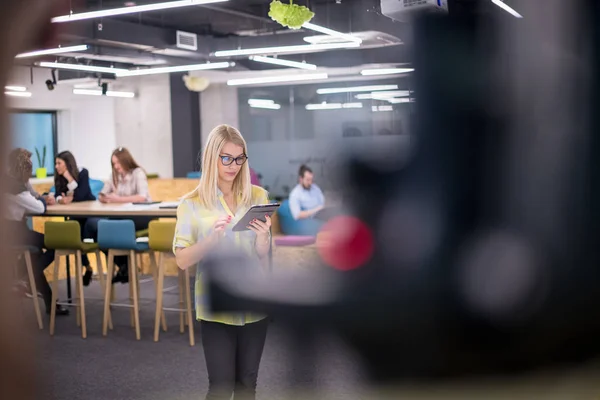 Joven Mujer Negocios Rubia Que Trabaja Línea Utilizando Tableta Digital — Foto de Stock