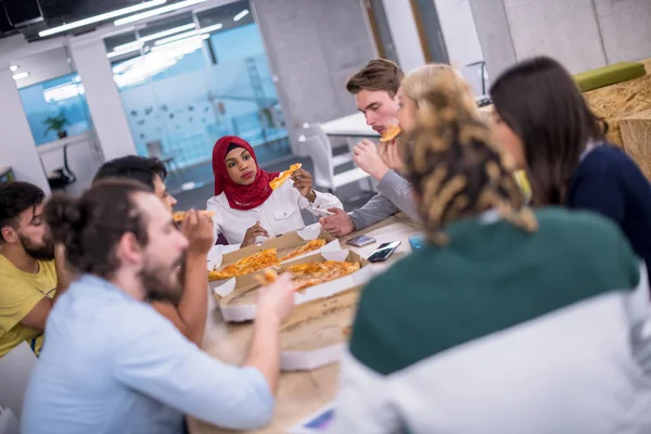 Amistoso Diverso Equipo Negocios Multiétnicos Comiendo Pizza Compartida Oficina Inicio — Foto de Stock