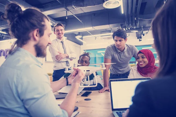 Equipo Negocios Inicio Multiétnico Discutiendo Nuevo Plan Negocios Trabajando Computadoras — Foto de Stock