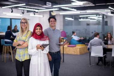 Meşgul Başlangıç Ofisinde Çok Irklı İşletme İşletmeciliğinin Başarılı Portresi