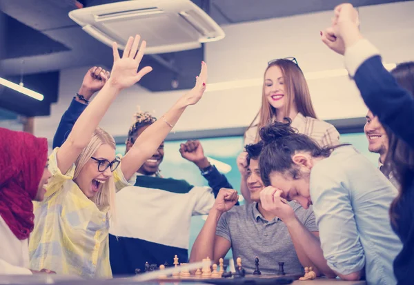 Üzletemberek Egy Többnemzetiségű Csoportja Sakkozik Miközben Szünetet Tart Modern Startup — Stock Fotó