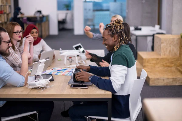 Multi Etnische Startup Business Team Bespreken Van Nieuwe Business Plan — Stockfoto