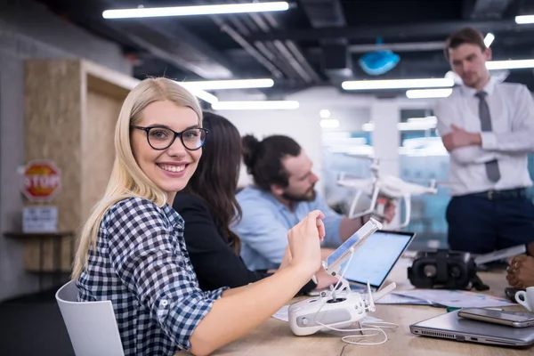 Blonde Geschäftsfrau Diskutiert Mit Ihrem Multiethnischen Gründungsteam Einen Neuen Businessplan — Stockfoto