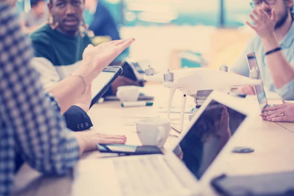 Multi Etnische Startup Business Team Bespreken Van Nieuwe Business Plan — Stockfoto