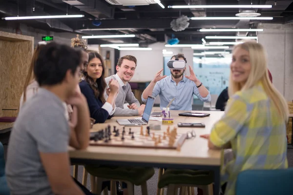 Multiethnisches Business Team Mit Virtual Reality Headset Büro Meeting Entwicklertreffen — Stockfoto