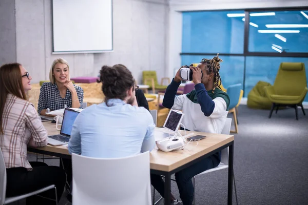 Multiethnic Business Team Using Virtual Reality Headset Office Meeting Developers — Stock Photo, Image