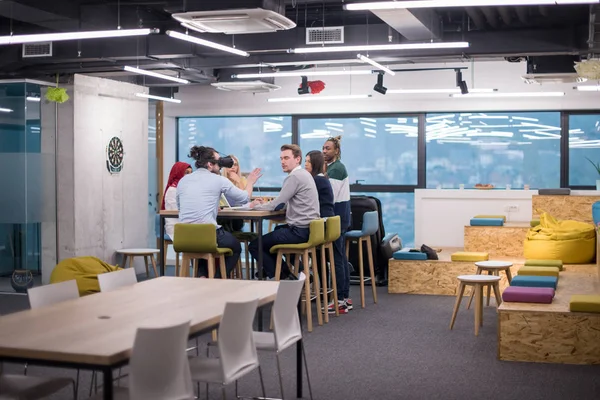 Multiethnic Business Team Using Virtual Reality Headset Office Meeting Developers — Stock Photo, Image