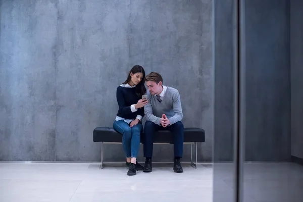 Junges Geschäftspaar Mit Smartphone Während Der Pause Auf Der Bank — Stockfoto