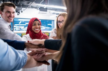 Başlangıçta ofis başarısı ve kazanma konseptindeki başarılarını kutlayan çok ırklı genç iş adamları grubu