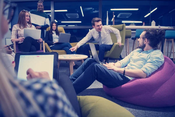 Equipe Negócios Inicialização Multiétnica Reunião Moderno Escritório Brilhante Brainstorming Interior — Fotografia de Stock