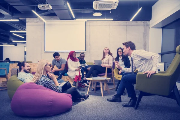 Equipo Negocios Inicio Multiétnico Reunión Interior Oficina Brillante Moderna Lluvia —  Fotos de Stock