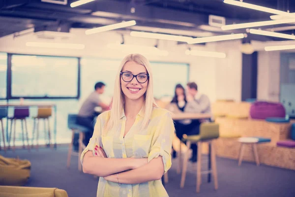 Portret Van Succesvolle Blonde Zakenvrouw Ondernemer Bij Drukke Startup Office — Stockfoto