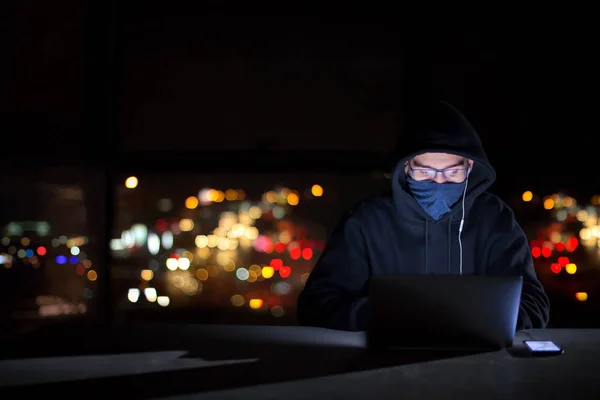 Молодой Талантливый Хакер Использует Ноутбук Работая Темном Офисе Большим Городским — стоковое фото