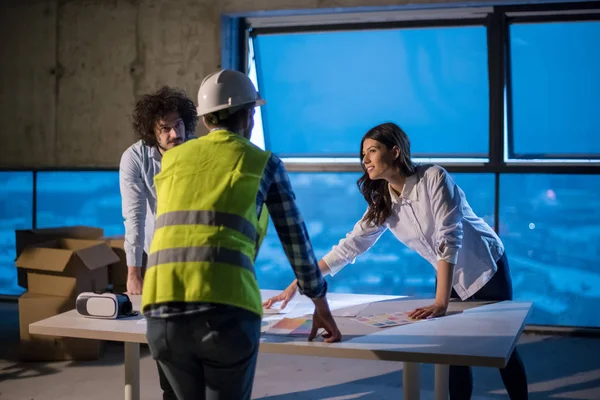 Jong Team Van Zakenmensen Groep Architect Ingenieur Bouwplaats Controleren Van — Stockfoto