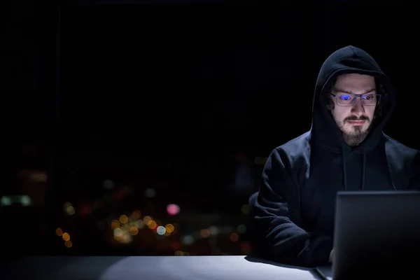 Joven Hacker Talentoso Usando Computadora Portátil Mientras Trabaja Oficina Oscura —  Fotos de Stock