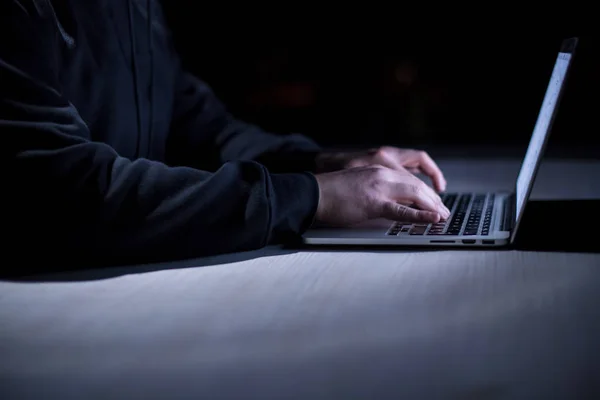 Молодой Талантливый Хакер Использует Ноутбук Работая Темном Офисе Большим Городским — стоковое фото