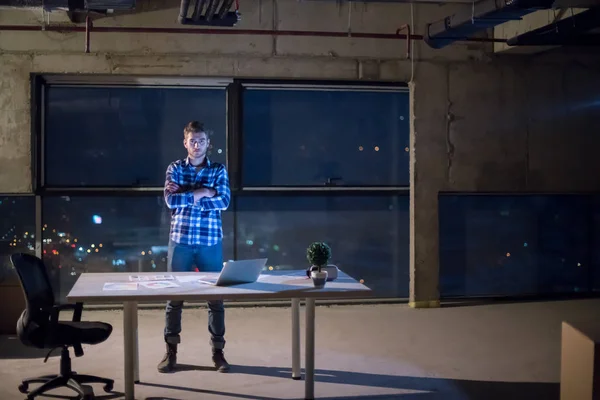 Portret Van Jonge Mannelijke Ingenieur Bouwplaats Controleren Van Documenten Zakelijke — Stockfoto