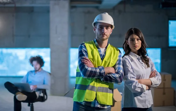 Mladý Tým Podnikatelů Skupině Architekt Inženýr Staveništi Kontroly Dokumentů Pracovní — Stock fotografie