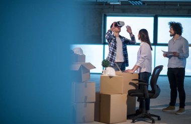 genç takım iş adamları grubu, mimar ve mühendis inşaat sitesinde belgeleri ve sanal gerçeklik kulaklık ve dizüstü bilgisayar kullanma yeni başlangıç office iş iş akışı denetimi