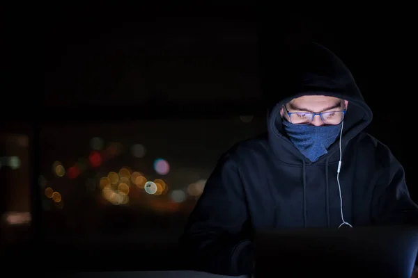 Junge Talentierte Hacker Nutzen Laptop Computer Während Sie Dunklen Büro — Stockfoto