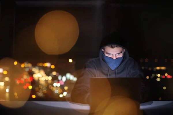 Jovem Hacker Talentoso Usando Computador Portátil Enquanto Trabalhava Escritório Escuro — Fotografia de Stock