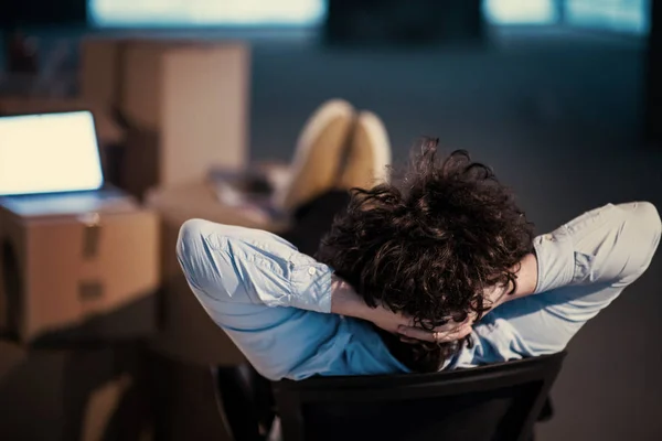 Joven Hombre Negocios Sitio Construcción Tomando Descanso Mientras Comprueba Los —  Fotos de Stock