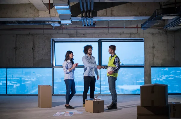 Jong Team Van Zakenmensen Groep Architect Ingenieur Bouwplaats Controleren Van — Stockfoto