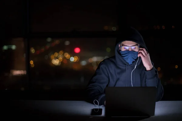 Jovem Hacker Talentoso Usando Computador Portátil Enquanto Trabalhava Escritório Escuro — Fotografia de Stock