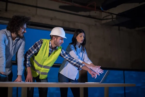 Jovem Equipe Empresários Grupo Arquiteto Engenheiro Documentos Verificação Canteiro Obras — Fotografia de Stock